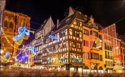 Déjà remarquable pour sa beauté architecturale, il ne faut pas manquer d'y aller pour le marché de Noël le plus ancien d'Europe (créé en 1570). La vedette, c'est Kléber, le plus haut sapin naturel décoré d'Europe qui culmine à plus de 30 m et, quel défi, on le revêt chaque année d'une parure différente !
Le marché c'est plus de 300 chalets : il se distingue par son apparence 16e siècle.