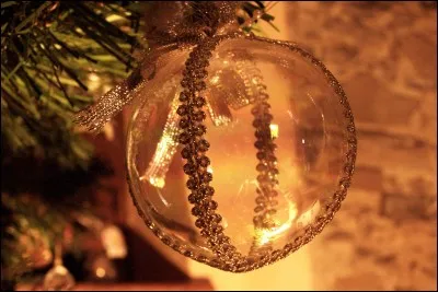 En quelle année les boules de Noël ont-elles été créées par un souffleur de verre de Lauscha, en Allemagne ?