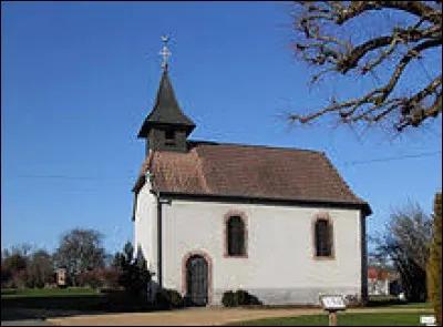 Nous sommes maintenant en Bourgogne-Franche-Comté devant la chapelle Sainte-Brigitte-et-Saint-Roch d'Eguenigue. Nous nous trouvons dans le département ...