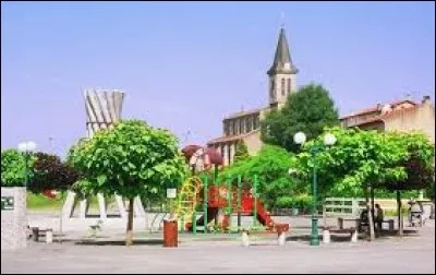 Commune d'Occitanie, dans l'arrondissement de Castres, Lacrouzette se situe dans le département ...