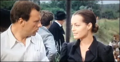 Dans ce film, réalisé par Pierre Granier-Deferre en 1973 et tiré du roman éponyme de Georges Simenon, elle est Anna Küpfer, une jeune juive allemande. De quel film s'agit-il ?