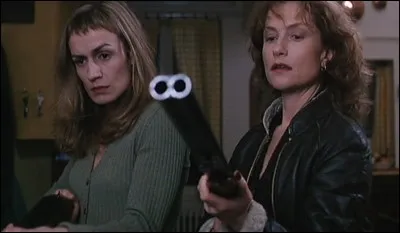 Dans ce film de Claude Chabrol de 1995, elle est Sophie, engagée comme domestique et analphabète, qui se lie peu à peu d'amitié avec Jeanne jouée par Isabelle Huppert. Ensemble elles tuent toute une famille. Quel est ce film ?