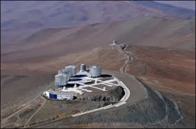 Le VLT (Very Large Telescope) est constitué de 4 télescopes, qui, utilisés ensemble, constituent l'équivalent, en termes de surface d'un télescope dont le miroir mesurerait 16,4 mètres de diamètre, et qui peut atteindre 200 mètres de diamètre. Il est situé :