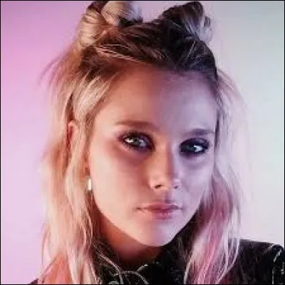 En plus d'être actrice, elle est...