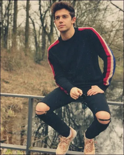 Son frère s'appelle...