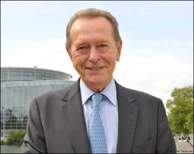 Né en 1947, journaliste à TF1 puis homme politique, maire de Toulouse de 1983 à 2001, défenseur des Droits de 2011 à sa mort en 2014, il s'agit de Dominique...