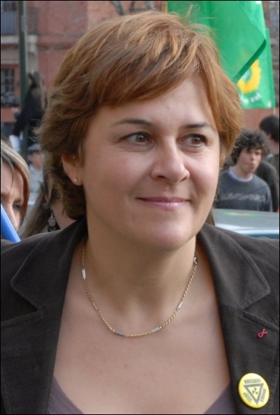 Cette femme politique, candidate des Verts à l'élection présidentielle en 1995 et en 2007, ministre de l'Aménagement du Territoire et de l'Environnement de 1997 à 2001, c'est Dominique...