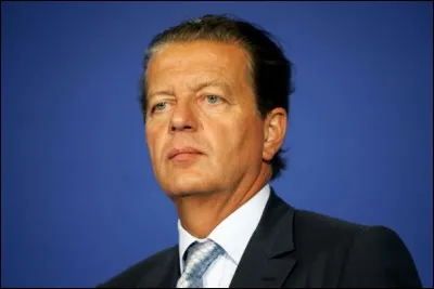 Cet homme politique, plusieurs fois ministre entre 1993 et 2007 notamment de la fonction publique de 1995 à 1997 et de la justice de 2002 à 2005, c'est Dominique...