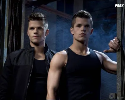 Quelle est l'orthographe des prénoms des jumeaux Alpha ?