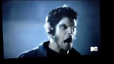 Qui apprend à Scott McCall à se contrôler ?