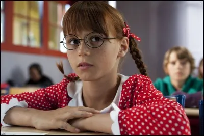 Comment s'appelle sa voisine qui est la plus intelligente de la classe ?