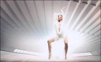 En 2001, quelle chanteuse australienne chante en mini-short 'Can't get you out of my head' ?