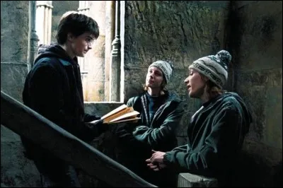 Comment Fred et George Weasley ont-ils fait diversion afin de récupérer la carte du Maraudeur dans le bureau d'Argus Rusard ?