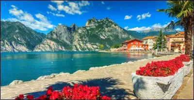 Quel lac italien sépare la Lombardie de la Vénétie ?