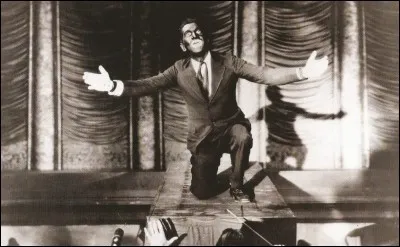 Qui est la vedette du premier film parlant "Le Chanteur de jazz" ?