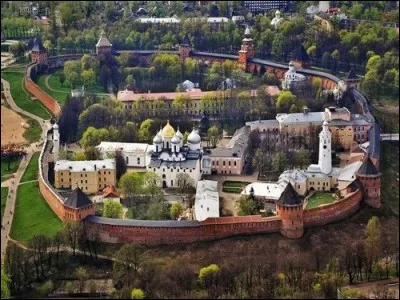 Cette ville historique du nord-ouest de la Russie, peuplée de 200 000 habitants, connue pour son riche patrimoine architectural, c'est :