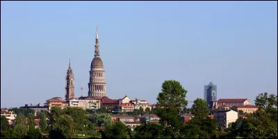 Cette ville italienne du Piémont, située entre Milan et Turin, peuplée de 100 000 habitants, c'est :