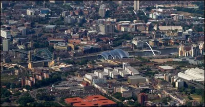 Cette ville de l'Angleterre du nord-est, au vaste centre-ville néoclassique, ancien grand centre de l'industrie métallurgique à l'embouchure de la Tyne, donnant sur la mer du Nord, c'est :