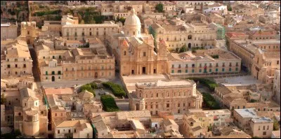 Cette ville italienne, dans le sud-est de la Sicile, entièrement reconstruite dans le style baroque après le séisme de 1693, c'est :