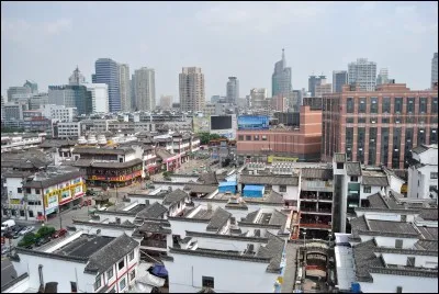 Cette ville chinoise dont le port - l'un des plus importants du monde - donne sur la mer de Chine orientale, c'est :