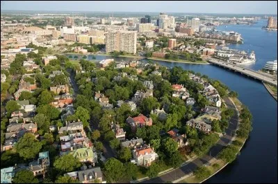 Cette ville des Etats-Unis, en Virginie, située sur la côte Atlantique, à l'entrée de la baie de la Chesapeake, abrite l'une des grandes bases de l'US Navy. C'est :