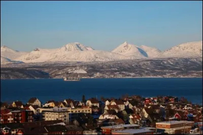 Cette ville norvégienne, située à 220 kilomètres au nord du cercle polaire arctique, dont le port est libre de glace toute l'année, c'est :