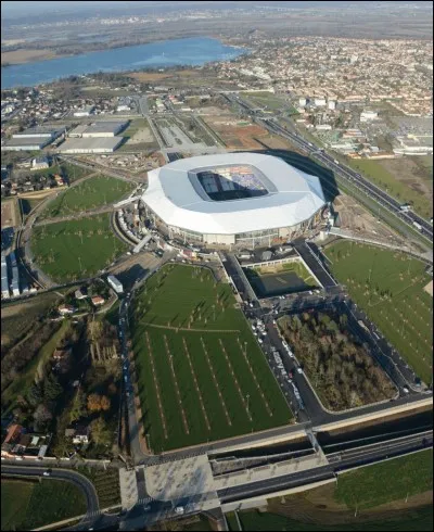 Où est situé le stade actuel de l'OL ?