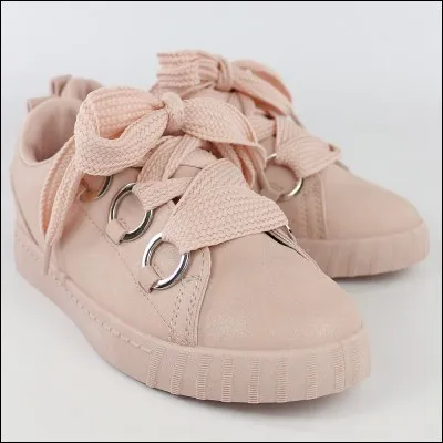 Un ami à toi te défait tes lacets. Que fais-tu ?