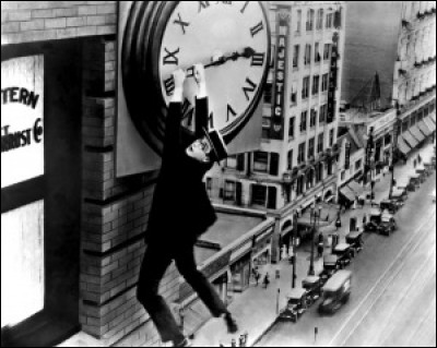 "Monte là-dessus !" est un film américain muet sorti en 1923.
Qui se retrouve accroché aux aiguilles de l'horloge d'un immeuble ?