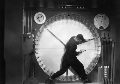Cet autre film muet réalisé en 1927 par Fritz Lang dépeint une société inégalitaire où le rythme des machines dicte la vie des travailleurs oppressés. Quel est ce film qui imagine la société en 2026 ?