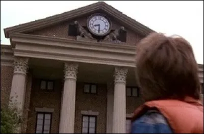 Qui regarde l'heure sur l'horloge de l'hôtel de ville ?