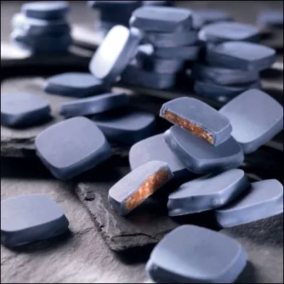 Que sont ces nougatines caramélisées recouvertes de chocolat bleu, dont la ville d'Angers peut être fière ?