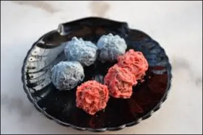 Petits chardons fourrés à la liqueur d'origan, spécialités d'Avignon, quel est leur nom ?