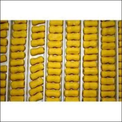 Ils représentent la ville de Lyon, quel est le nom de ces friandises confectionnées avec de la pâte d'amande jaune enrobant un praliné au curaçao ?