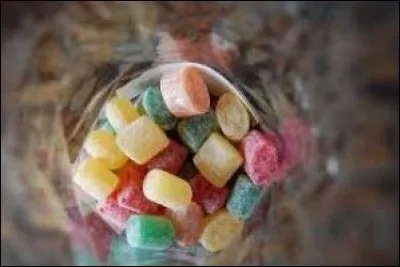 Petits bonbons nantais fourrés à la pulpe de fruit, ce sont :