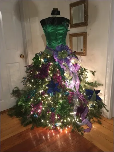 Il existe depuis quelque temps des sapins décorés accrochés au plafond par leur pied, c'est original, voici un autre modèle de sapin décoré, en robe du soir... A quelle époque les robes et jupes des dames occidentales ont-elles (enfin) raccourci ?