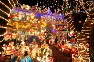 Aux USA, Noël c'est l'occasion de montrer sa maison... Voici un exemple quasi-délirant de "décoration"... Qui profite en fait, sans doute, de cette "passion" ?