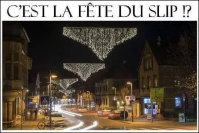 Encore une merveilleuse et drôlatique idée de décoration urbaine, en Allemagne, repérée par un internaute qui l'a correctement qualifiée en "fête du slip" ! Allez, comment dit-on slip en allemand ?