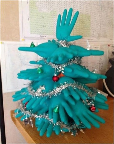 Eh oui, à Noël, en général, on pare un sapin de jolis atours ! En voici un tout à fait particulier, puisque réalisé en gants de caoutchouc...