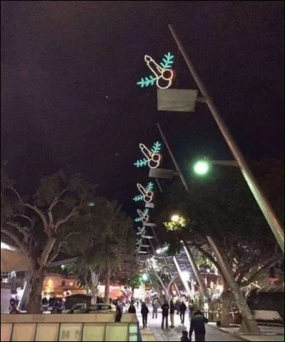 J'ignore quelle ville a eu cette idée pour le moins malencontreuse avec ces "zizis" de Noël... Que peut-on dire pour se consoler... ?