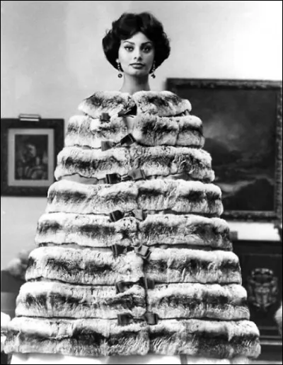 Qui donc fait ici une promotion (?) étrange pour la fourrure, avec une cape ressemblant tout à fait à un sapin de Noêl ?