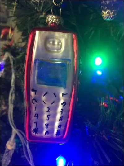 Toujours dans l'objet inutile et laid, pourquoi pas une boule de Noël "portable", on n'arrête pas le "progrès"... Quelles étaient les premières décorations des arbres de Noël ?