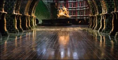 Quelles créatures apparaissent sur la fontaine dans l'atrium du ministère de la Magie afin de symboliser la fraternité magique ?