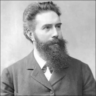Qu'a développé Wilhelm Röntgen à partir de 1895 ?