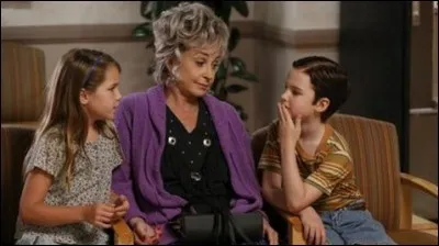 Quel plat, dont la grand-mère ne voulait pas communiquer la recette, a provoqué une dispute entre les parents de Sheldon ?