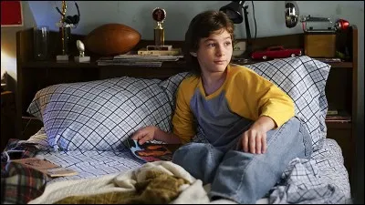 Pourquoi Georgie, le frère aîné de Sheldon, est-il mal à l'aise au lycée ?