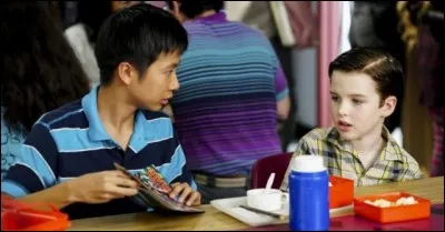 De quelle origine est Tam, le premier ami de Sheldon ?