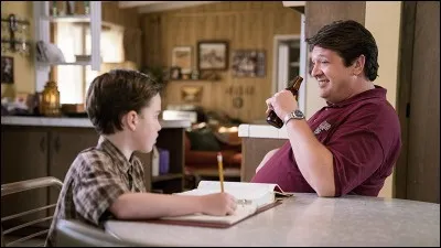 Quel sport l'équipe dont George, le père de Sheldon, est l'entraîneur pratique-t-elle ?