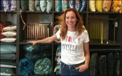 En quelle année devient-elle décoratrice d'intérieur pour l'émission "Maison à vendre" ?