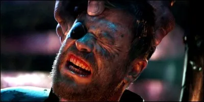 Par qui Thor est-il sauvé après l'explosion de son vaisseau ?